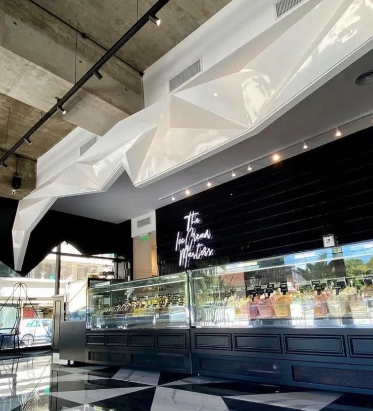 Fachada de restaurante con letras iluminadas de noche