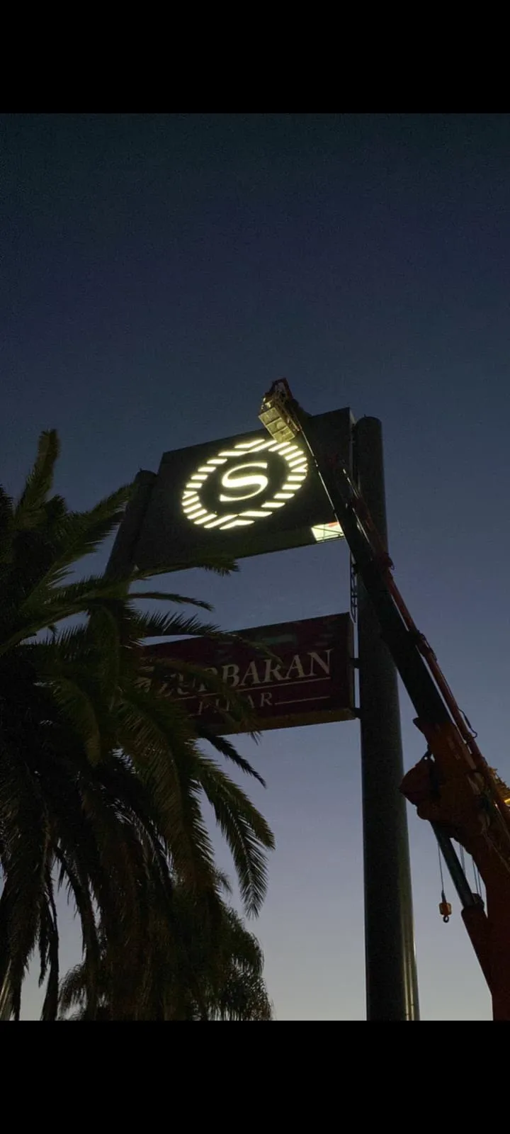 Estación de servicio revestida en paneles composite con señalética